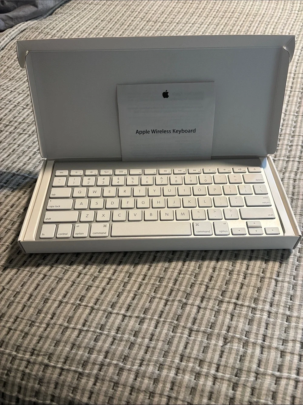 Apple Wireless Keyboard in White and Silver - new with box